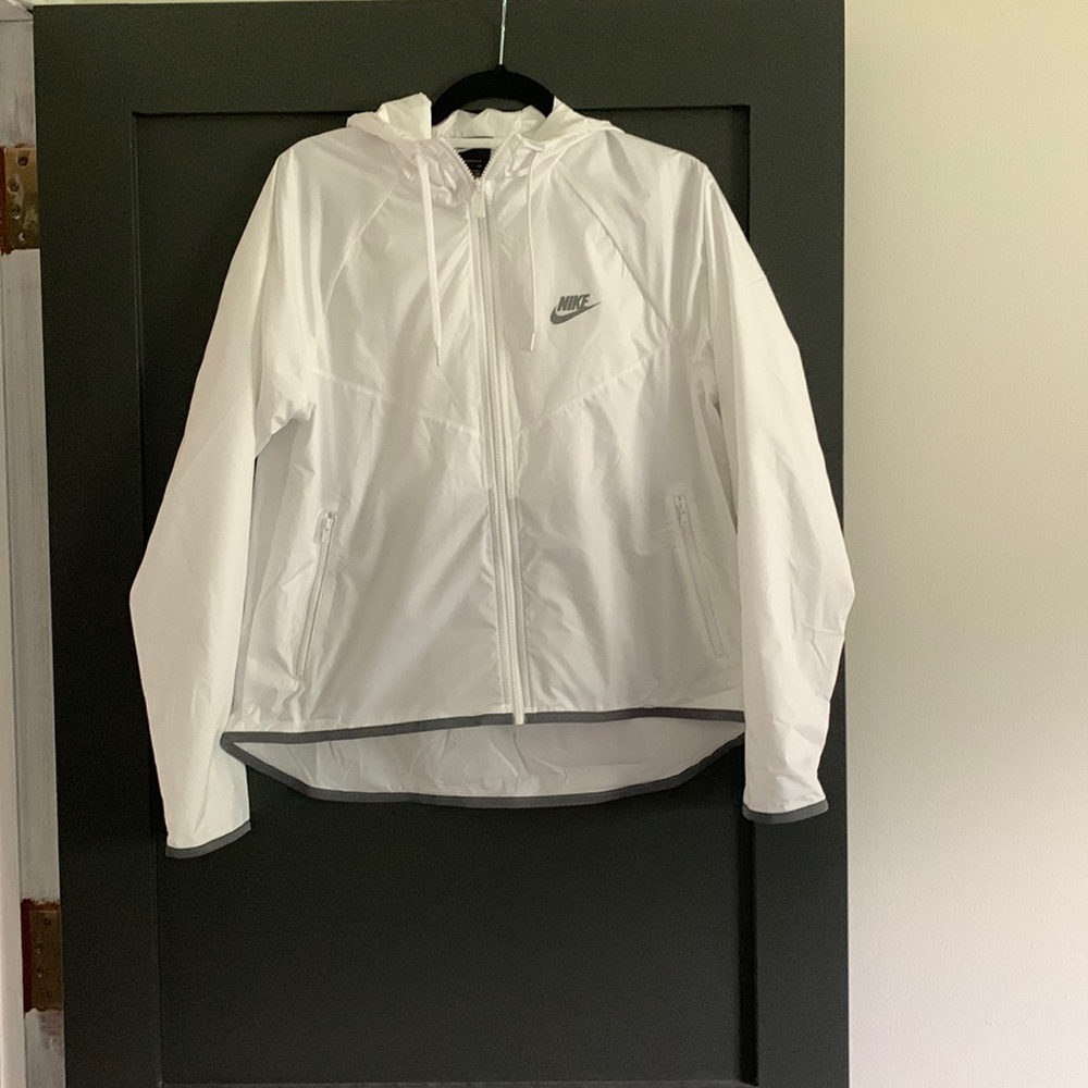 Nike woman’s small white wind breaker